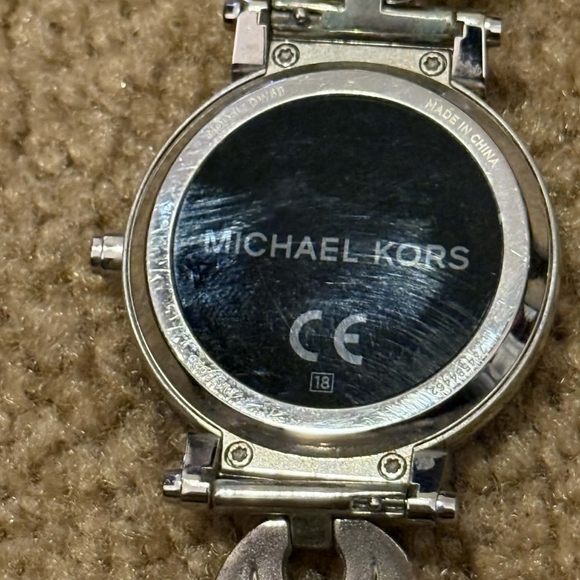 Black and Silver Smartwatch with Vintage-Inspired Design - Picture 5 of 5